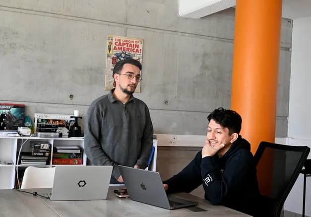 L'équipe Synaptic Hub en train de collaborer